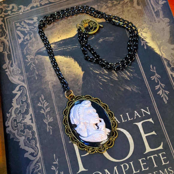 Goth Cameo Woman with Owl - Picture 4 of 8